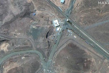 Imagem de satélite mostra 16 caminhões diante do túnel de entrada do complexo de Fordow, em 19 de junho -  (crédito: Maxar Technologias/X/Reprodução)