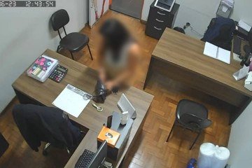 A professora foi filmada por câmeras de segurança enquanto abria a bolsa de uma das colegas e tirava fotos de cartões de crédito -  (crédito: Material cedido ao Correio)