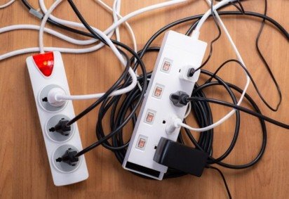 Desligar da tomada carregadores ou eletrônicos que não estão em uso são técnicas simples que já beneficiam o bolso -  (crédito: Freepik)