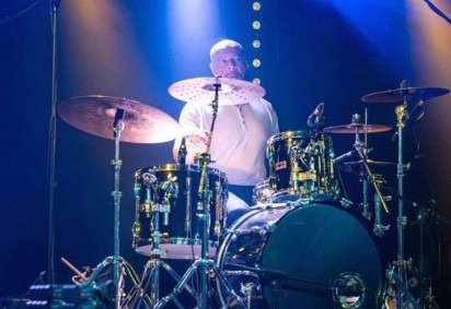 Baterista Lionel Duke sofreu ataque cardíaco durante show. Ele segue no hospital -  (crédito: Instagram)