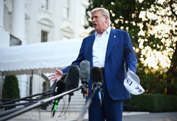 O presidente dos EUA, Donald Trump, fala à imprensa antes de embarcar no Marine One, no gramado sul da Casa Branca, em Washington, D.C., em 24 de junho de 2025 - (crédito: Mandel NGAN/AFP)