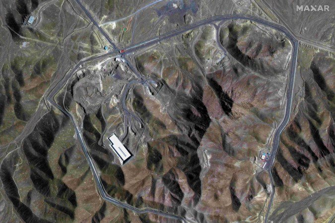 Fotografias feitas por satélite da central de enriquecimento de urânio de Fordow, na província de Qom, mostram o antes (E) e o depois (D) da ofensiva aérea norte-americana