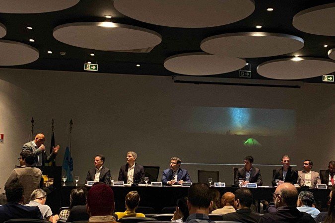 O evento reúne representantes do poder público e da sociedade civil.