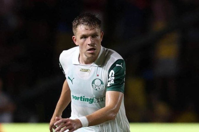   BRUNO FUCHS – Entrou no fogo na vaga de Murilo aos 18 minutos do primeiro tempo. Jogou com seriedade, mas a técnica não é das melhores. Errou passes fáceis e foi facilmente envolvido por Suárez no lance do segundo gol dos americanos.  NOTA 4,5. Foto: Cesar Greco