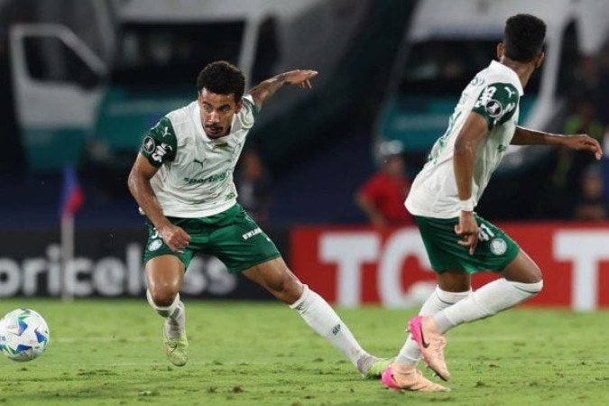 LUCAS EVANGELISTA – Jogo fraco, sem ousadia na criação e sendo envolvido em vários momentos na marcação. Foi lento ao tentar chegar em Allende no lance do gol do Inter Miami no primeiro tempo e mandou mal na marcação à Suárez no segundo gol. O pior. Demorou para sair. NOTA 3,5. Foto: Cesar Greco