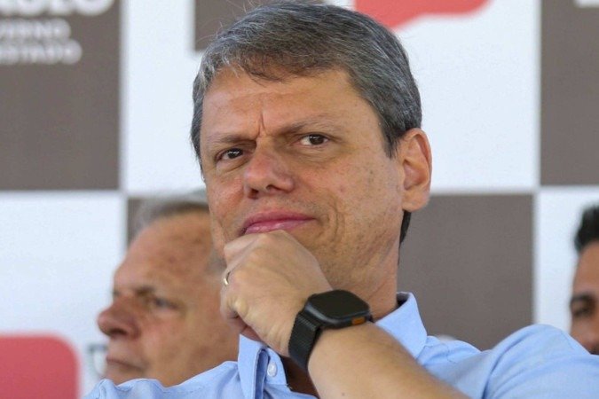  O Brasil não aguenta mais aumento de imposto, o Brasil não aguenta mais o PT. É por que isso a gente quer ver fora, PT. O Brasil não merece esses caras