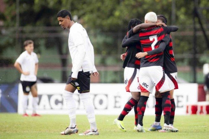 Jogadores do Flamengo comemoram um dos gols de Felipe Teresa diante do Santos - (crédito: Foto: Adriano Fontes/Flamengo) Jogadores do Flamengo comemoram um dos gols de Felipe Teresa diante do Santos - (crédito: Foto: Adriano Fontes/Flamengo)