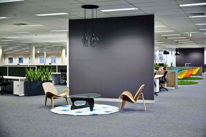 Projetar espaços de circulação intensa e ambientes corporativos exige um olhar atento para a funcionalidade, o conforto e a experiência do usuário (Imagem: PhotoMavenStock | Shutterstock) - (crédito: EdiCase) Projetar espaços de circulação intensa e ambientes corporativos exige um olhar atento para a funcionalidade, o conforto e a experiência do usuário (Imagem: PhotoMavenStock | Shutterstock) - (crédito: EdiCase)