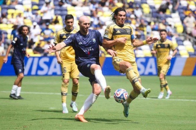Jogadores de Auckland City e Boca Juniors em disputa de bola no Mundial de Clubes - (crédito: Foto: Alex Grimm/Getty Images) Jogadores de Auckland City e Boca Juniors em disputa de bola no Mundial de Clubes - (crédito: Foto: Alex Grimm/Getty Images)
