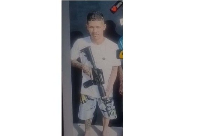 Fotos obtidas pelos investigadores mostram autor ostentando fuzil - (crédito: Material cedido ao Correio) Fotos obtidas pelos investigadores mostram autor ostentando fuzil - (crédito: Material cedido ao Correio)