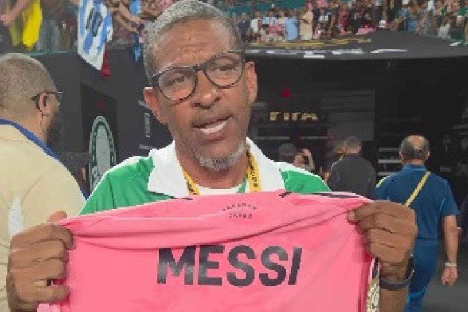 Djalminha recebeu a camisa de Messi após partida do Inter Miami contra o Palmeiras no Mundial de Clubes - (crédito: Reprodução/CazéTV via redes sociais) Djalminha recebeu a camisa de Messi após partida do Inter Miami contra o Palmeiras no Mundial de Clubes - (crédito: Reprodução/CazéTV via redes sociais)