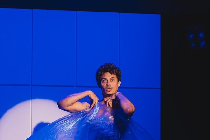 Pequeno monstro
Direção: Andreia Pires. Dramaturgia e atuação: Silvero Pereira. Hoje e amanhã, às 20h, e domingo, às 19h. Até 6 de julho, com sessão extra no sábado, dia 5 de julho, às 18h. Na Caixa Cultural Brasília (Setor Bancário Sul Q. 4). Ingressos: R$ 30 e R$ 15,00 (meia). Não recomendado para menores de 14 anos
 -  (crédito: John Ramatis)