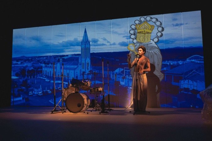 Pequeno monstro
Direção: Andreia Pires. Dramaturgia e atuação: Silvero Pereira. Hoje e amanhã, às 20h, e domingo, às 19h. Até 6 de julho, com sessão extra no sábado, dia 5 de julho, às 18h. Na Caixa Cultural Brasília (Setor Bancário Sul Q. 4). Ingressos: R$ 30 e R$ 15,00 (meia). Não recomendado para menores de 14 anos
