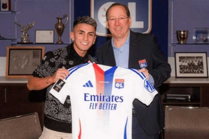 Almada ao lado de John Textor em sua chegada ao Lyon, da França - (crédito: Foto: Lyubomir Domozetski/OL) Almada ao lado de John Textor em sua chegada ao Lyon, da França - (crédito: Foto: Lyubomir Domozetski/OL)