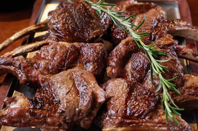 Costeletas do lombo do cordeiro, o carré francês faz parte do cardápio do Açougue do Berg - (crédito: Bruna Gaston CB/DA Press) Costeletas do lombo do cordeiro, o carré francês faz parte do cardápio do Açougue do Berg - (crédito: Bruna Gaston CB/DA Press)