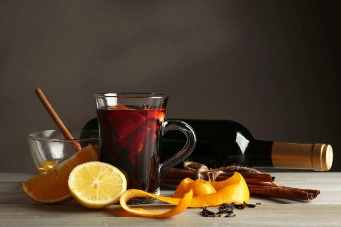 A escolha do rótulo faz toda a diferença na qualidade do vinho quente (Imagem: Africa Studio | Shutterstock)  -  (crédito: EdiCase)