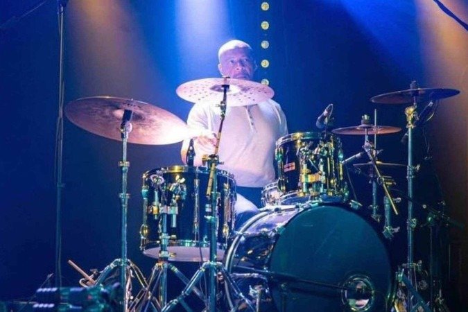 Baterista Lionel Duke sofreu ataque cardíaco durante show. Ele segue no hospital -  (crédito: Instagram)