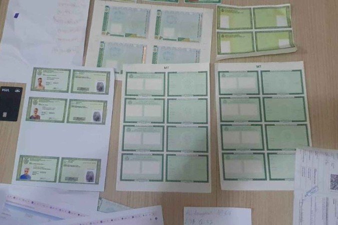 Polícias Civis de Rondônia (RO) e do Paraná (PR) cumpriram, na manhã desta terça-feira (24/5), mandados judiciais contra uma organização criminosa investigada por desviar parte dos salários de jogadores de futebol de times brasileiros - (crédito: PCPR/Divulgação) Polícias Civis de Rondônia (RO) e do Paraná (PR) cumpriram, na manhã desta terça-feira (24/5), mandados judiciais contra uma organização criminosa investigada por desviar parte dos salários de jogadores de futebol de times brasileiros - (crédito: PCPR/Divulgação)