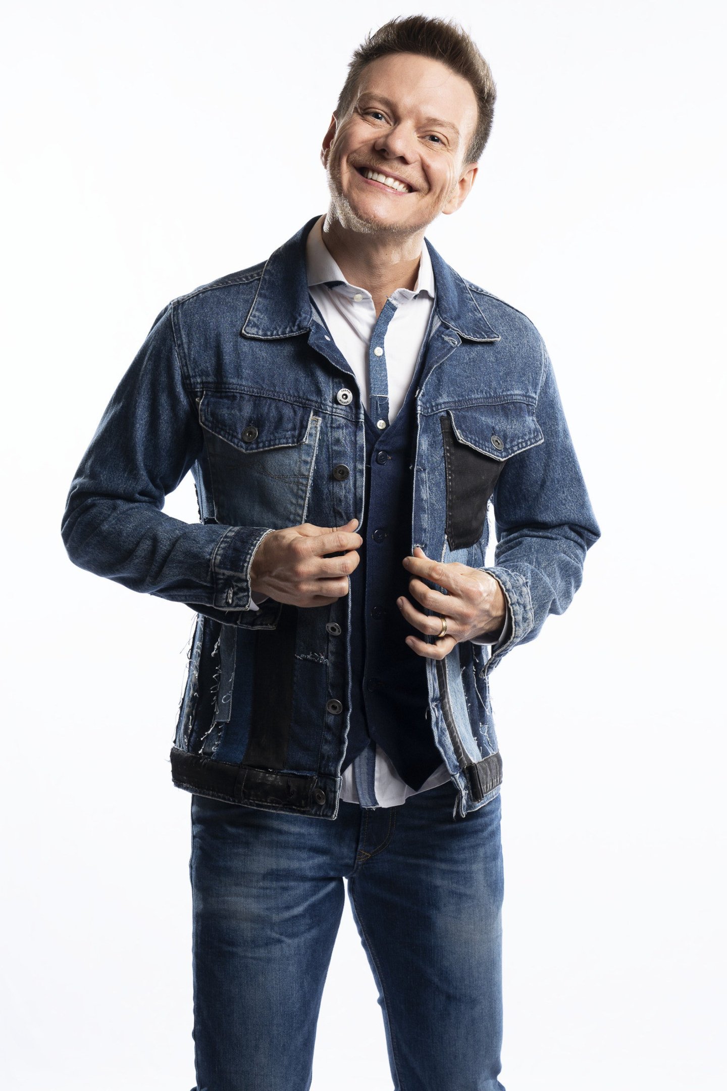 Em novo trabalho, Michel Tel&oacute; transforma cl&aacute;ssicos como Metamorfose ambulante e Anna J&uacute;lia em sertanejo e batid&atilde;o