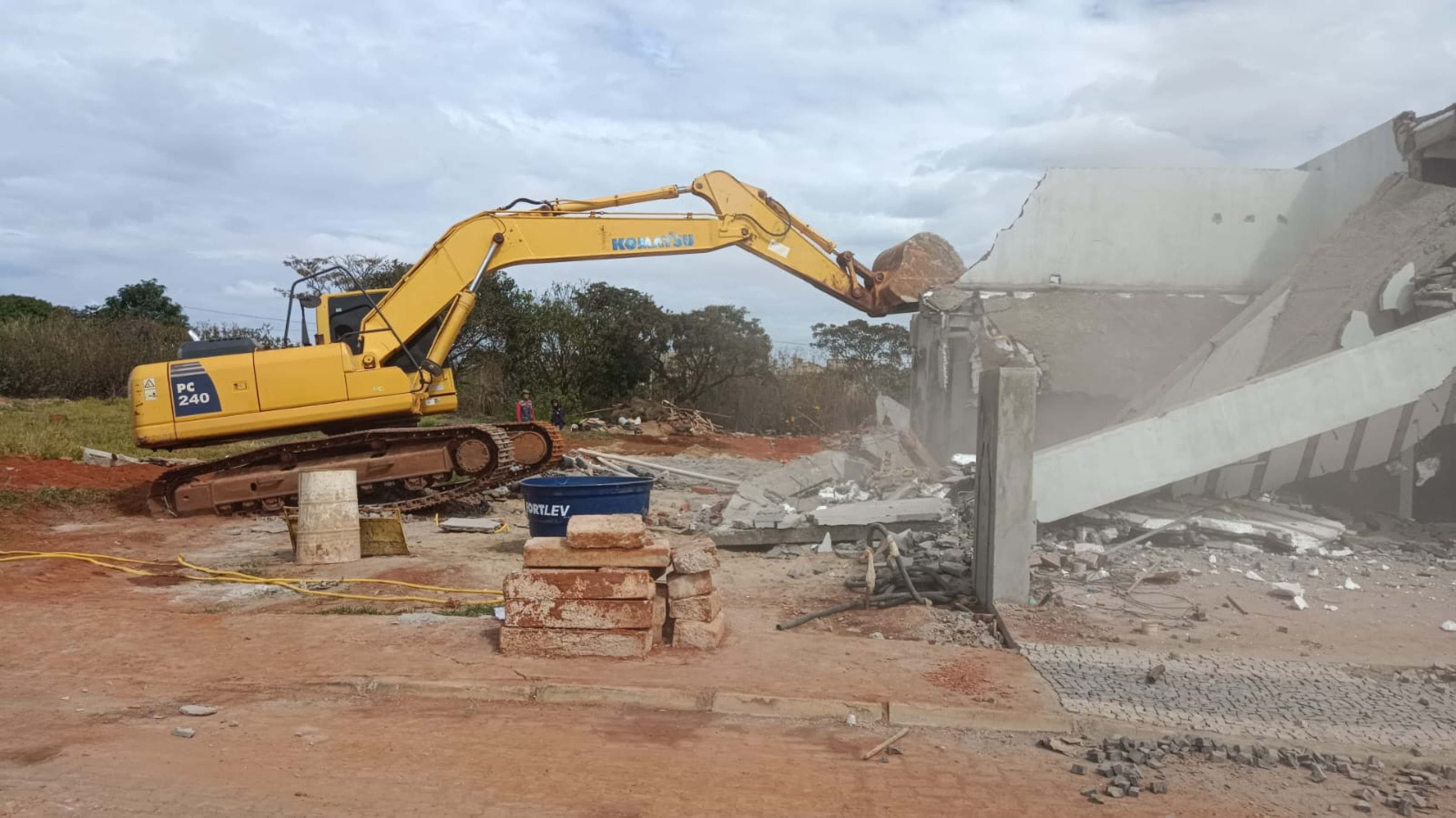 DF Legal derruba construções de condomínio irregular na Ponte Alta