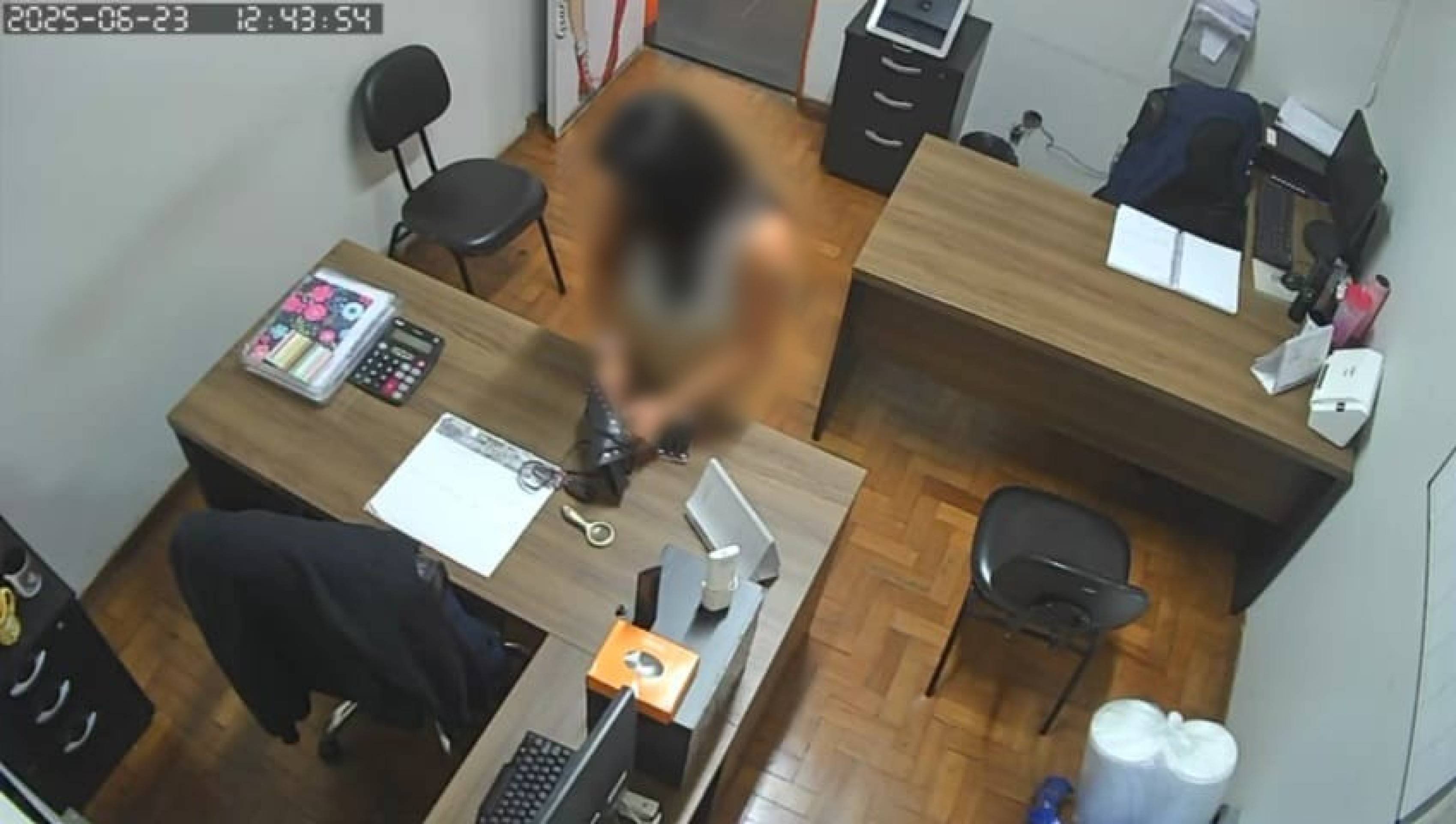 Professora ‘cola’ dados de cartões de crédito de colegas e é presa