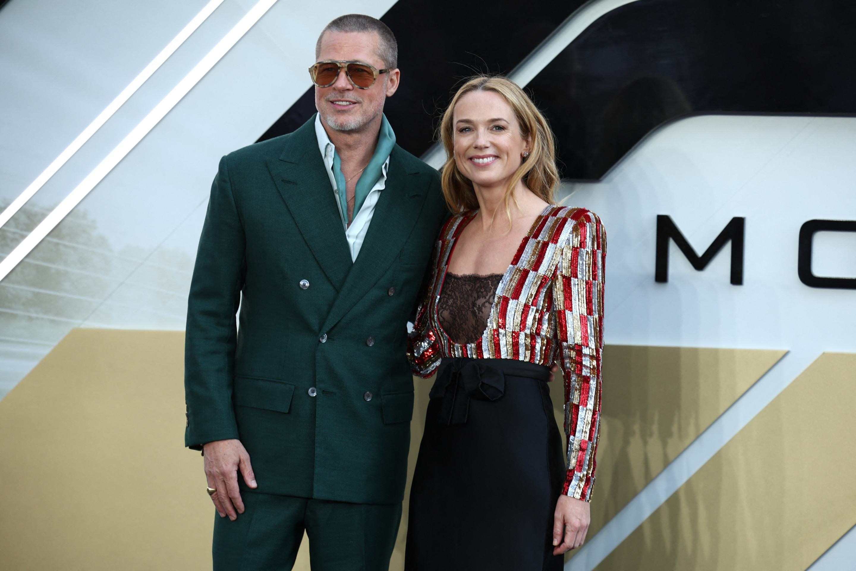 O ator e produtor americano Brad Pitt e o ator irlandês Kerry Condon posam no tapete vermelho ao chegarem para a estreia europeia do filme F1