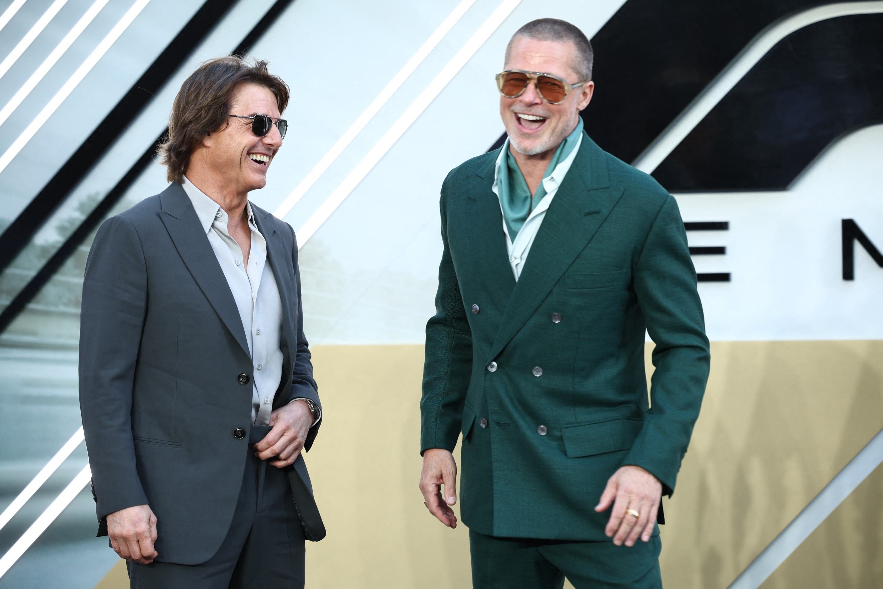 O ator e produtor americano Brad Pitt (à direita) fala com o ator americano Tom Cruise (à esquerda) na chegada para a estreia europeia do filme F1