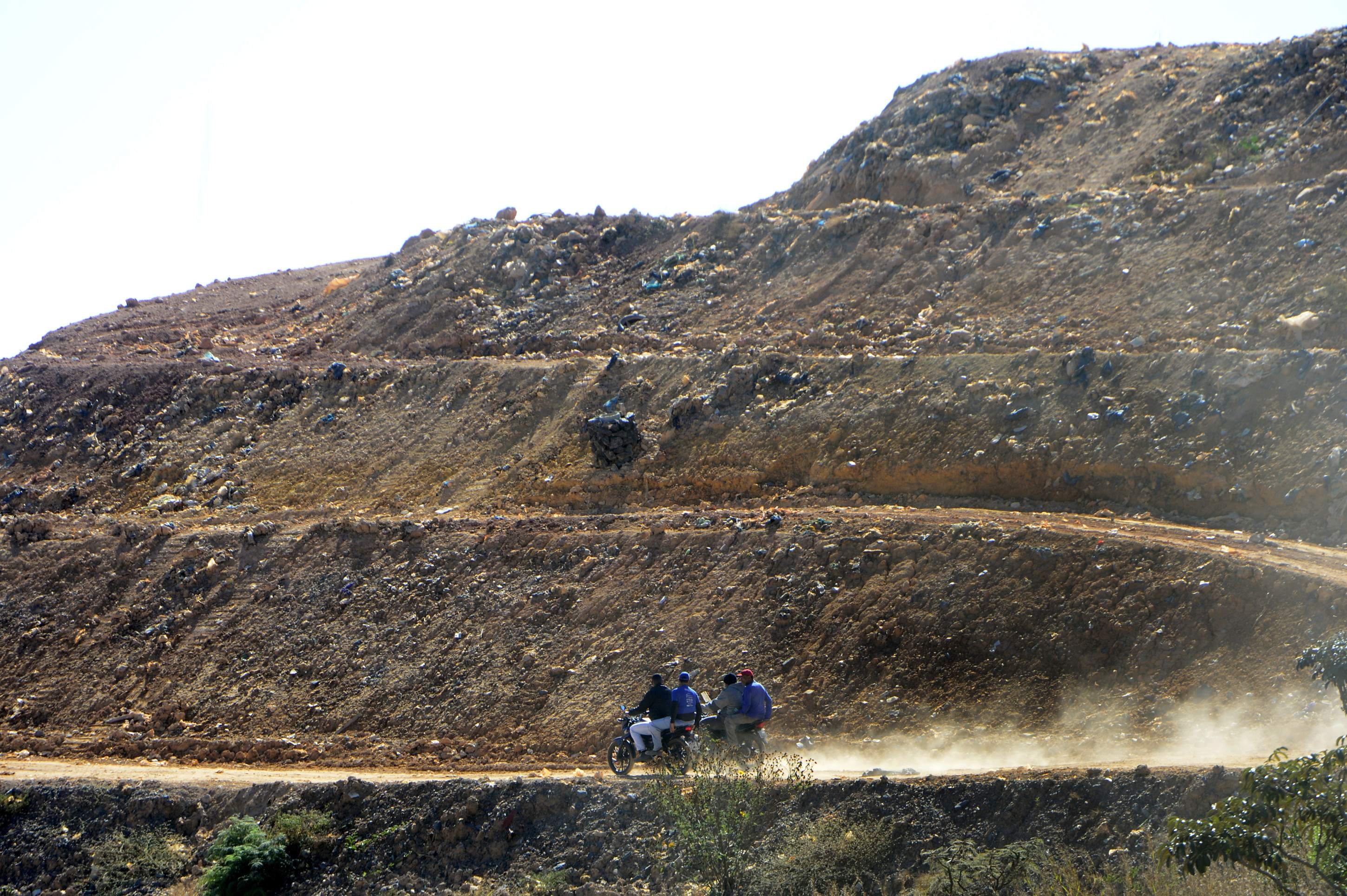  25/06/2025 Crédito: Marcelo Ferreira/CB/D.A Press. Brasil. Brasília - DF - Desabamento de lixo do Aterro Sanitário Ouro Verde no Distrito de Monte Alto em Padre Bernardo (GO), poderá contaminar o meio ambiente da região.