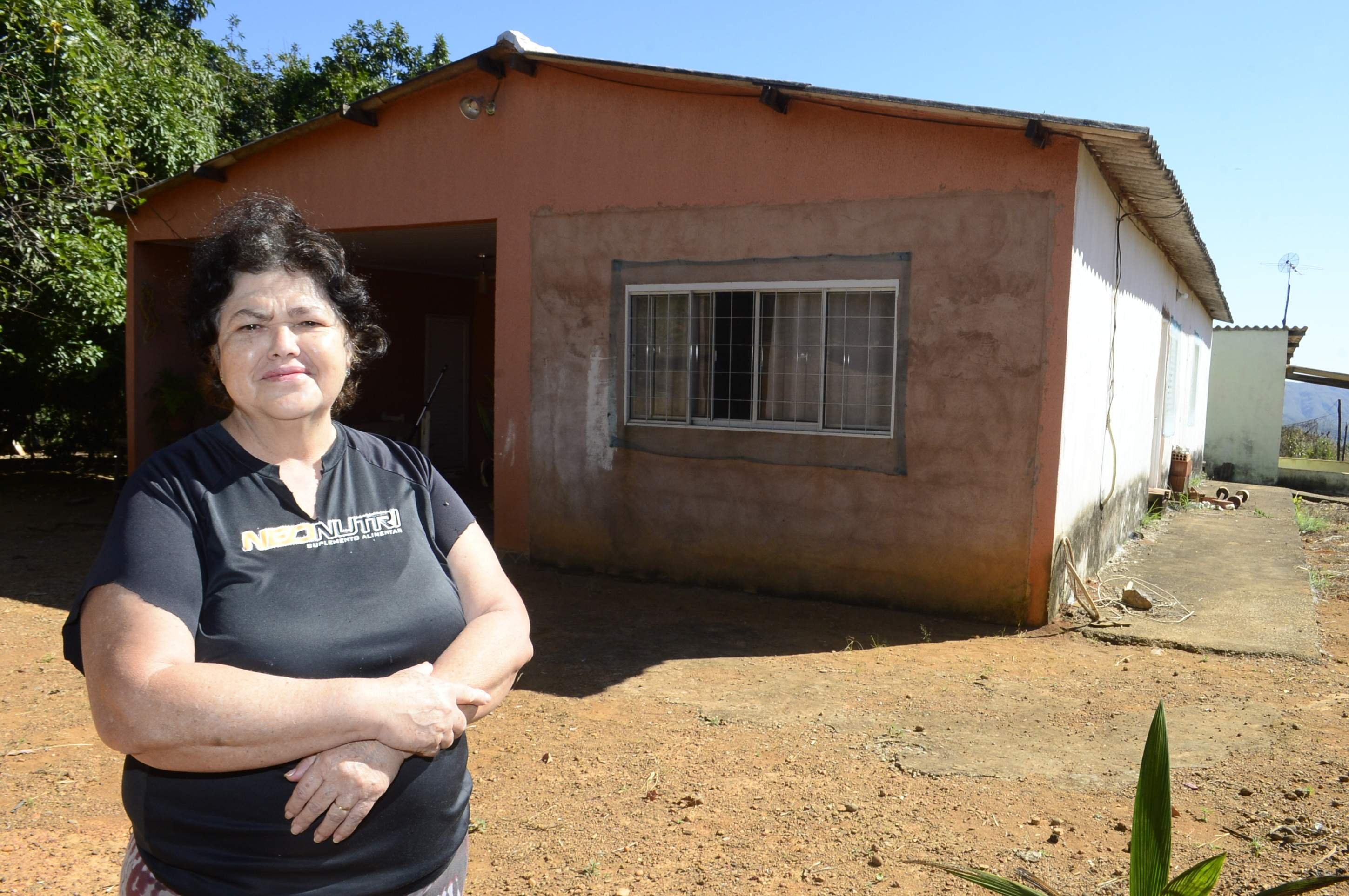  25/06/2025 Crédito: Marcelo Ferreira/CB/D.A Press. Brasil. Brasília - DF - Desabamento de lixo do Aterro Sanitário Ouro Verde no Distrito de Monte Alto em Padre Bernardo (GO), poderá contaminar o meio ambiente da região. Dona Ana Maria Soares, proprietária de um sitio que é vizinho ao aterro.