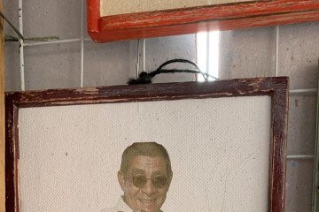 A mistura de frases divertidas, motivacionais e arte gráfica pode deixar o ambiente mais leve e descontraído