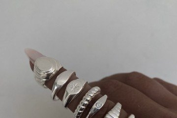 Para quem adora uma extravagância, dá para usar vários anéis em um só dedo