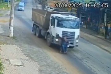 Cadeira de rodas ficou presa a para-choque de caminhão em bairro de Porto Alegre, no Rio Grande do Sul -  (crédito: Reprodução/R7 via redes sociais)