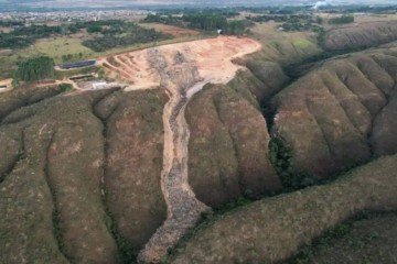 Vista aérea do deslizamento no distrito de Monte Alto, cujos resíduos desceram encosta abaixo -  (crédito: Semad-GO)