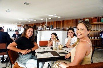Thayna (E), Talytha, e as respectivas filhas  Maria Fernanda e Anna Julia Sales aproveitaram o fim de tarde para um café -  (crédito:  Guilherme Felix CB/DA Press)