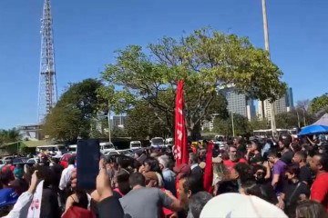Após votação que deu fim à greve da categoria, houve protesto e confusão na assembleia dos professores  -  (crédito: Bárbara Xavier)