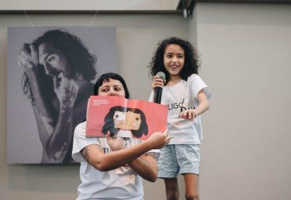 A designer paulista Tati Santos de Oliveira, com sua filha Maria Luiza, diagnosticada com vitiligo -  (crédito: Divulgação)