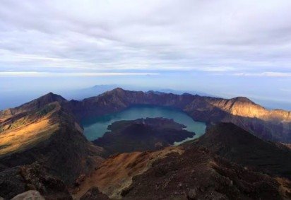 Juliana caiu no penhasco do vulcÃ£o enquanto participava de uma trilha no Monte Rinjani, um dos destinos mais famosos da IndonÃ©sia. -  (crédito: Skyseeker/Flickr/Creative Commons)