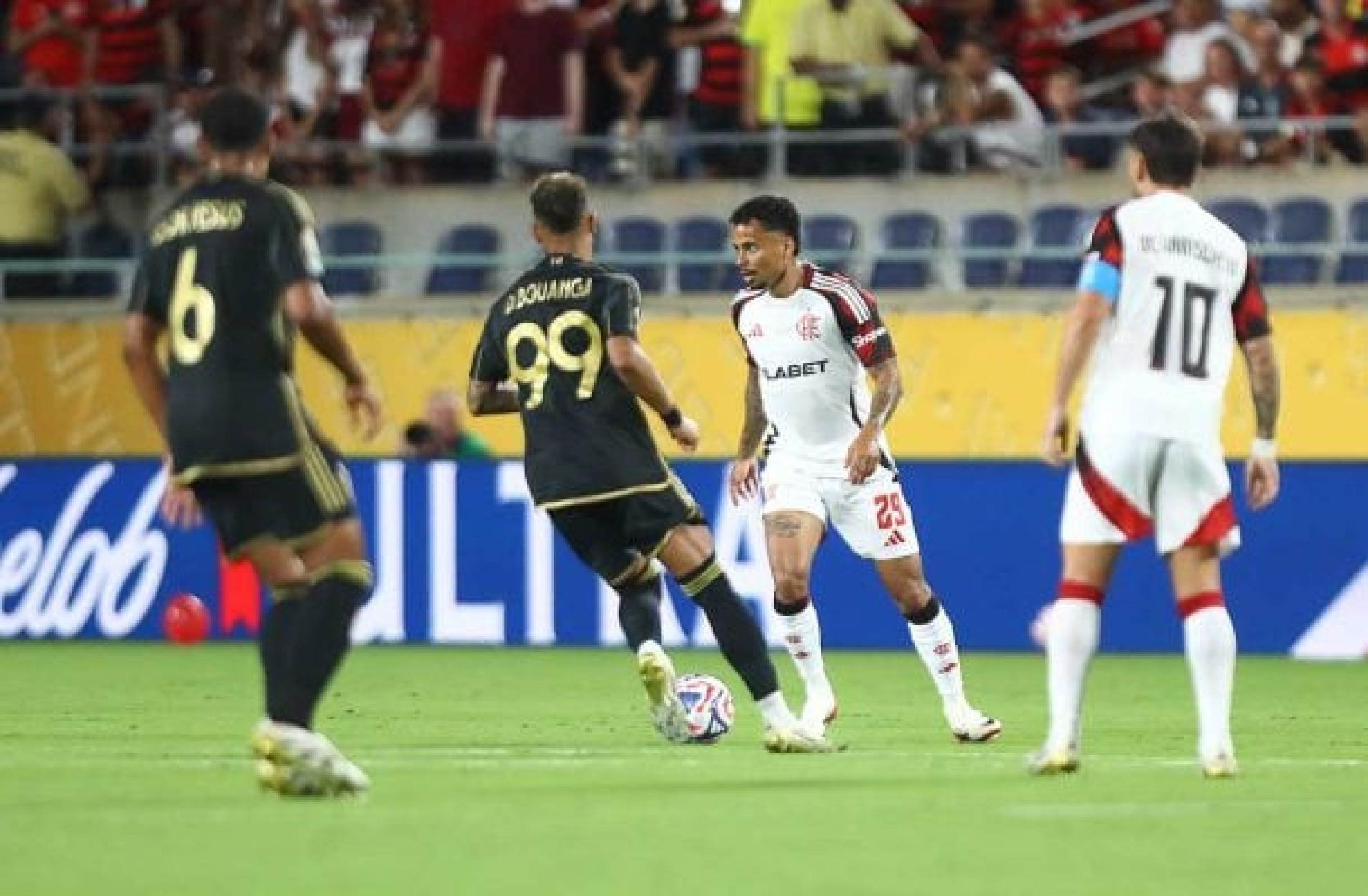 De olho no Bayern, Flamengo para na trave e empata com Los Angeles