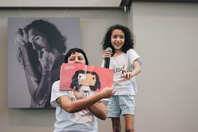 A designer paulista Tati Santos de Oliveira, com sua filha Maria Luiza, diagnosticada com vitiligo -  (crédito: Divulgação)