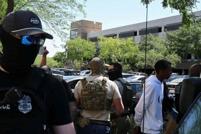 Imagem produzida pela câmera corporal do agente Zwinck mostra o momento em que Caroline deixa o veículo que conduzia, para acompanhá-lo até a viatura - (crédito: Gabinete do Xerife do Condado de Mesa) Imagem produzida pela câmera corporal do agente Zwinck mostra o momento em que Caroline deixa o veículo que conduzia, para acompanhá-lo até a viatura - (crédito: Gabinete do Xerife do Condado de Mesa)