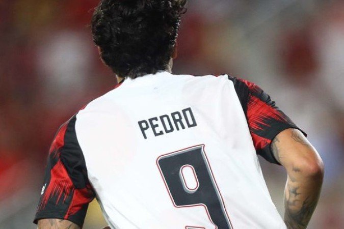 PEDRO â?? Tentou se movimentar, mas ainda estÃ¡ aquÃ©m do que mostrava antes da lesÃ£o que o tirou de aÃ§Ã£o por sete meses. E ainda estÃ¡ com o calibre ruim: mandou uma no travessÃ£o quando estava sem goleiro. Mas fez bem o papel de pivÃŽ. No segundo tempo, quase fez um golaÃ§o de voleio. Saiu na reta final NOTA 5,5. Foto: Gilvan de Souza/Flamengo