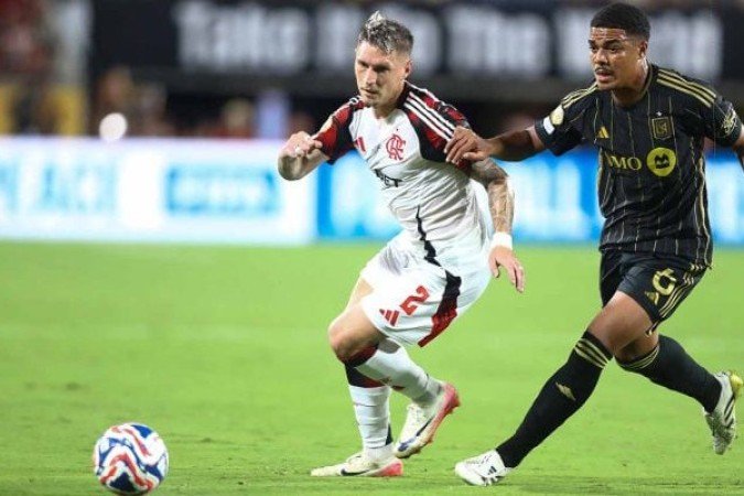 VARELA – Muito ativo no apoio, buscando sempre aparecer desmarcado e chegar ao fundo, realizando cruzamentos perigosos. Mas foi bem menos intenso na etapa final.  NOTA 6,0. Foto: Gilvan de Souza/Flamengo