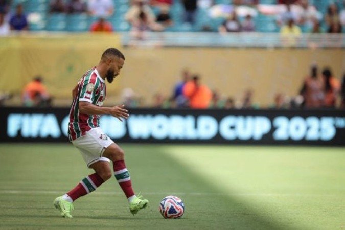 SAMUEL XAVIER - Se preocupou mais em defender, aparecendo muito pouco ao ataque. Se soltou mais na etapa final. NOTA 6,5. MARCELO GONÇALVES / FLUMINENSE F.C.