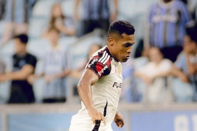 ALEX SANDRO – Jogo bastante discreto, perdendo poucas disputas na defesa, mas chegando pouco no apoio ao ataque. Em certo momento do primeiro tempo, apareceu para uma finalização. NOTA 5,5. Foto:Adriano Fontes/Flamengo