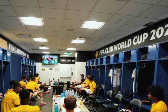 Reservas do Borussia Dortmund recorreram ao ar-condicionado do vestiário e fugiram da temperatura extrema -  (crédito: Divulgação)