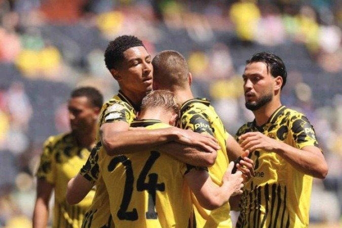 Jogadores do Borussia Dortmund comemoram o gol marcado por Svensson - (crédito: Foto: Michael Reaves/Getty Images) Jogadores do Borussia Dortmund comemoram o gol marcado por Svensson - (crédito: Foto: Michael Reaves/Getty Images)