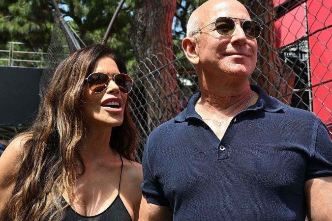 'Se você pode alugar Veneza para seu casamento, pode pagar mais impostos', diz um cartaz em protesto a Jeff Bezos -  (crédito: Reuters)