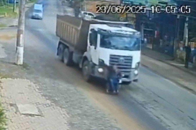 Cadeira de rodas ficou presa a para-choque de caminhão em bairro de Porto Alegre, no Rio Grande do Sul -  (crédito: Reprodução/R7 via redes sociais)