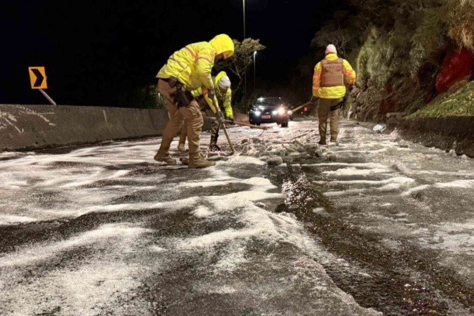 A Polícia Militar Rodoviária de Santa Catarina espalhou, na noite de terça-feira (24/6) uma tonelada de sal que estavam congelados na Serra do Rio do Rastro, entre o K/M 405 e o 406 da SC-390, em Lauro Muller, localizado próximo à Serra do Rio do Rastro - (crédito: Reprodução/X) A Polícia Militar Rodoviária de Santa Catarina espalhou, na noite de terça-feira (24/6) uma tonelada de sal que estavam congelados na Serra do Rio do Rastro, entre o K/M 405 e o 406 da SC-390, em Lauro Muller, localizado próximo à Serra do Rio do Rastro - (crédito: Reprodução/X)