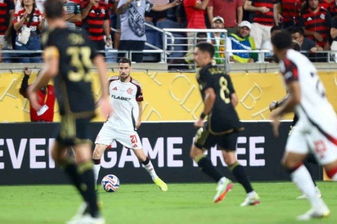Jorginho em ação com a camisa do Flamengo diante do Los Angeles FC - (crédito: Foto: Gilvan de Souza/Flamengo) Jorginho em ação com a camisa do Flamengo diante do Los Angeles FC - (crédito: Foto: Gilvan de Souza/Flamengo)